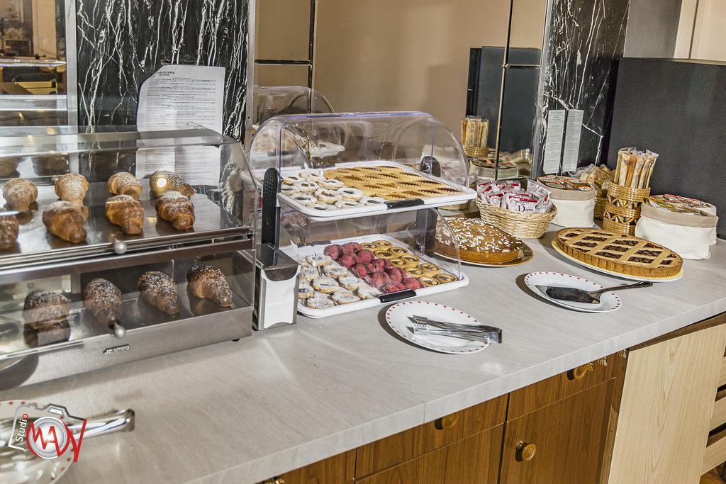 Hotel Moderno Lecco Buitenkant foto