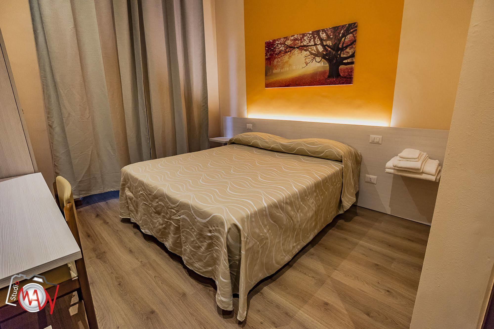 Hotel Moderno Lecco Buitenkant foto