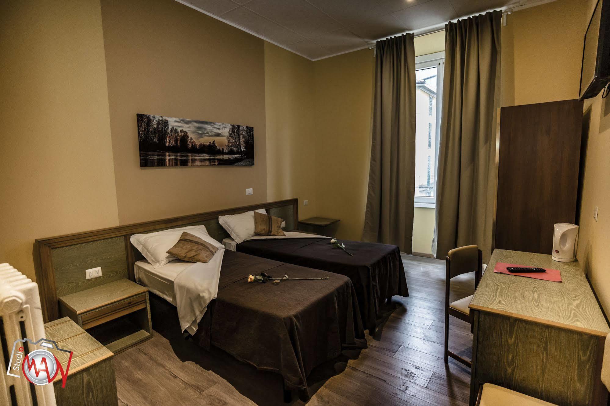Hotel Moderno Lecco Buitenkant foto